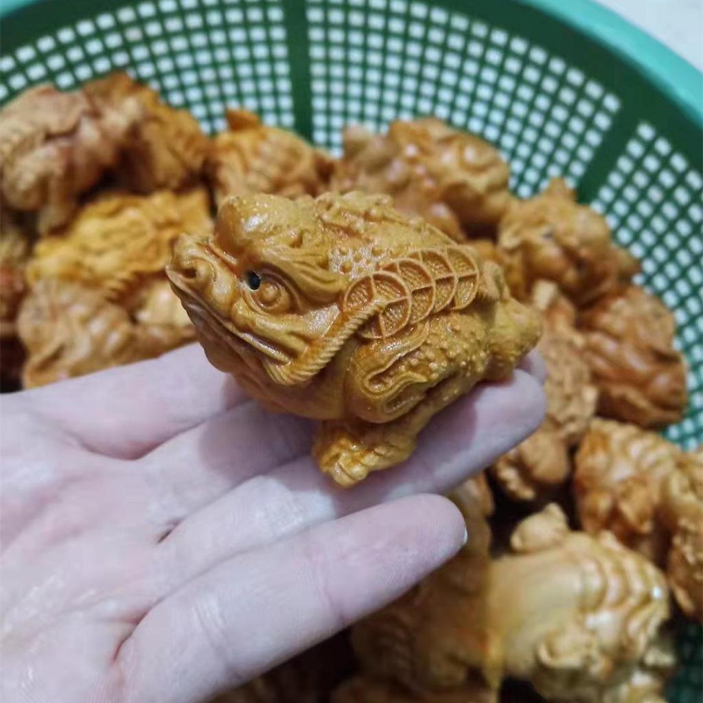 Thuja Wood Zodiac Animals: Rzeźbione wisiorki z motywem Kaczora Donalda i Myszki Miki.