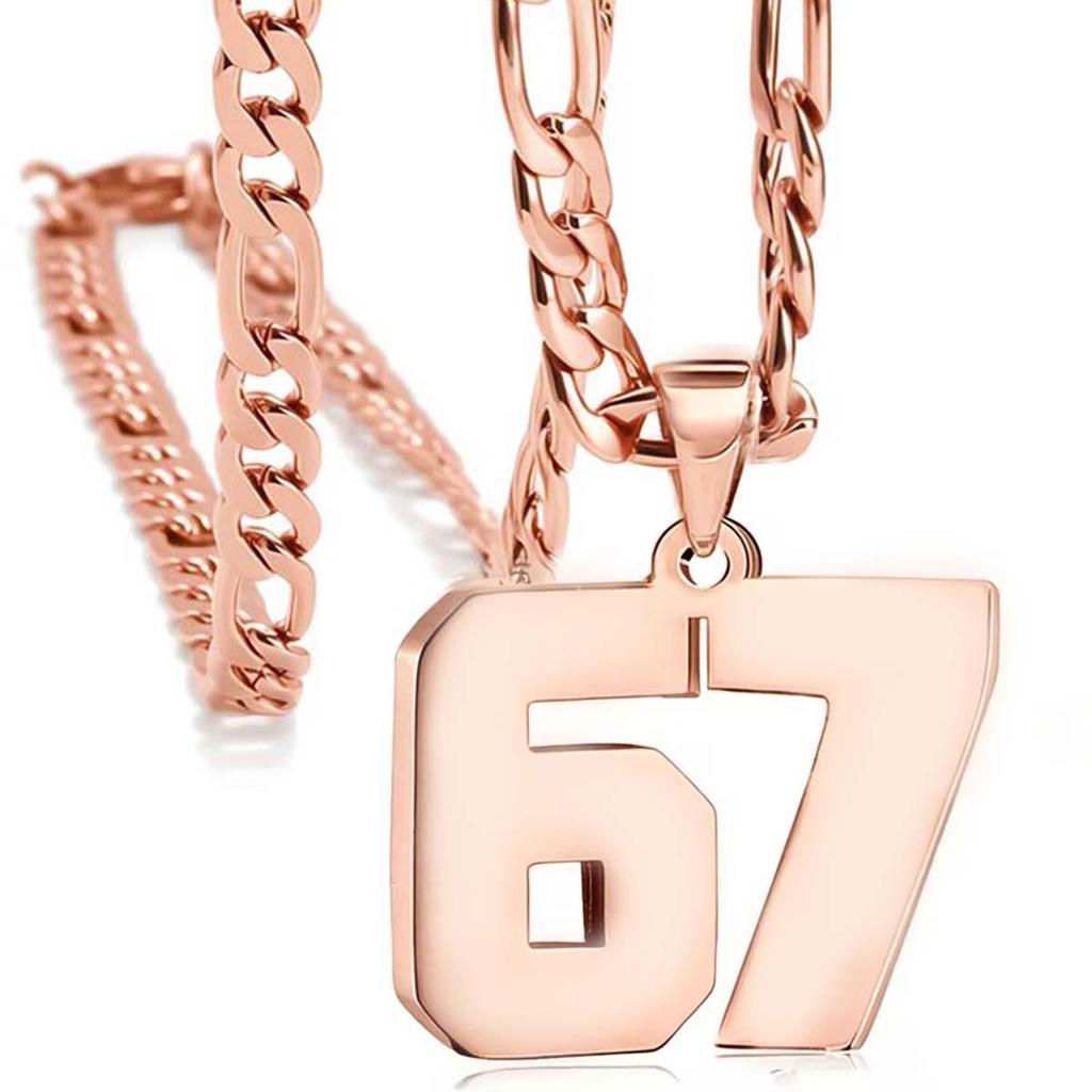 Collar con Colgante de Cruz 67 en Acero Inoxidable y Titanio con Números Árabes - Ideal para Aficionados al Béisbol, Fútbol y Rugby