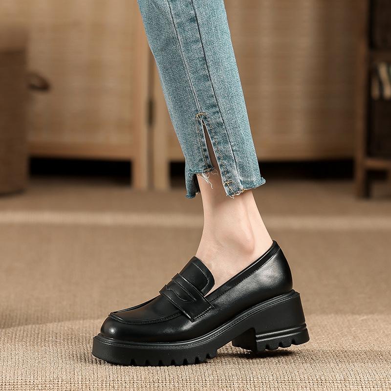 Erhöhte Damenschuhe Plateau-Slipper Ein-Fuß-Pedal Neue Britische Einzelne Schuhe Runde Zehenpartie Kleine Lederschuhe Mittelhoch