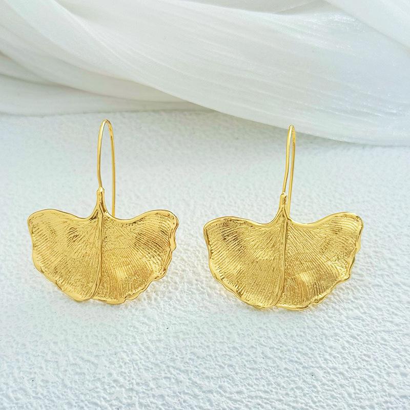 Retro Chinese Ginkgo Leaf Ear Hooks: Autumn/Winter Statement Earrings in Exaggerated Fashion Design