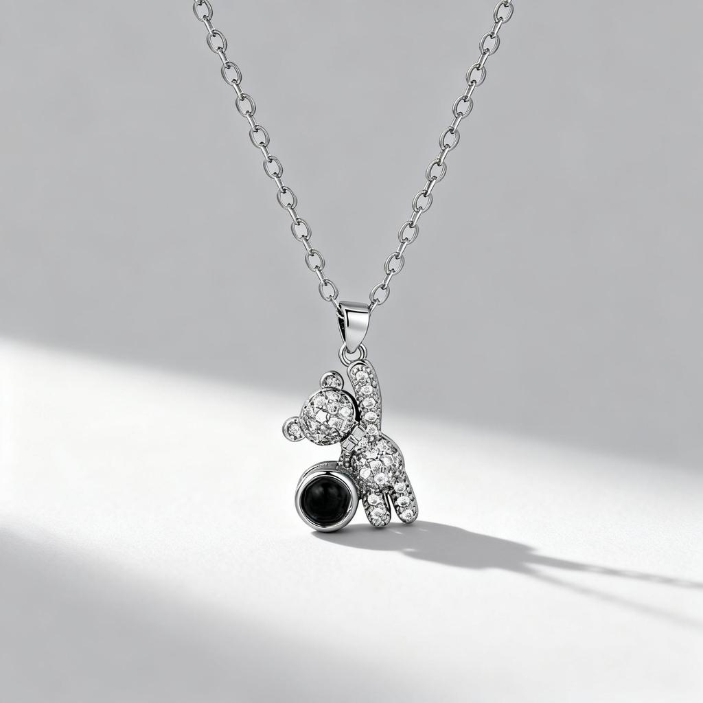 Naszyjnik z niedźwiadkiem i projekcją gwiazd: 'Kocham Cię' w 100 Językach – Elegancki, Wszechstronny, Luksusowy Łańcuszek na obojczyk dla Kobiet