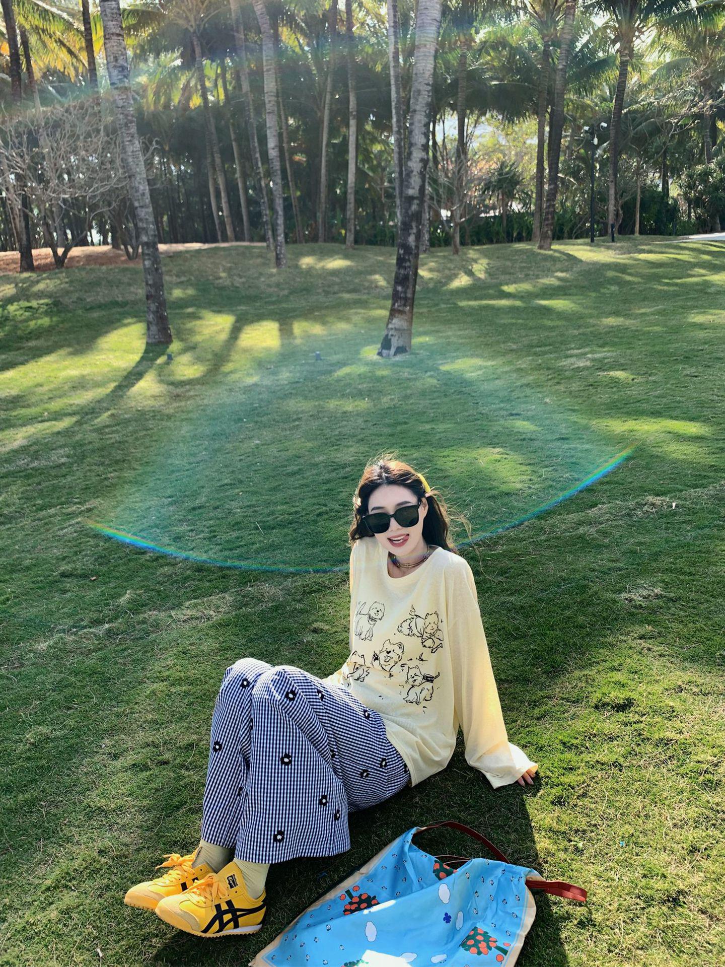 

Женская футболка с длинным рукавом и круглым вырезом свободного кроя с принтом щенков для защиты от солнца (Лето 2025 г.) L кремовый/жёлтый