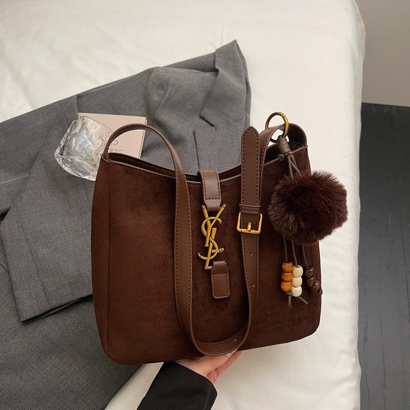 

Simple and fashionable new shoulder bag autumn and winter trend texture small square bag 2025 niche women s shoulder bag without pendant темно-коричневого кольору