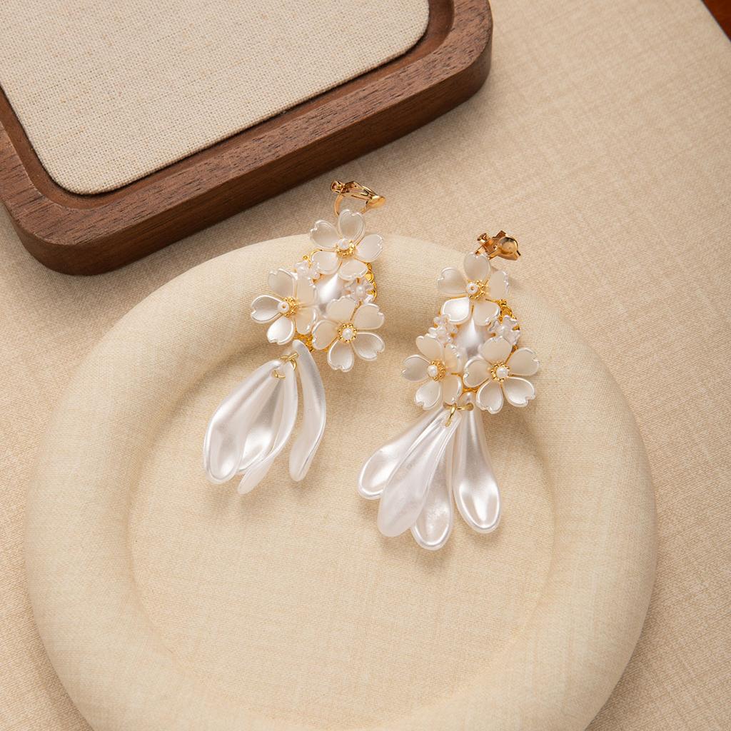 Mori Petal Resin White Flower Fringed Earrings Light Luxury High-End Earrings Atmosphere Ear Clips