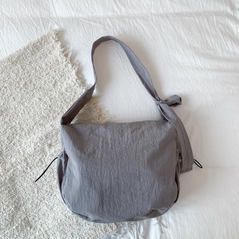 

Dumpling bag women s 2025 summer new simple casual fashionable messenger bag large capacity commuter bag fashionable shoulder bag серый