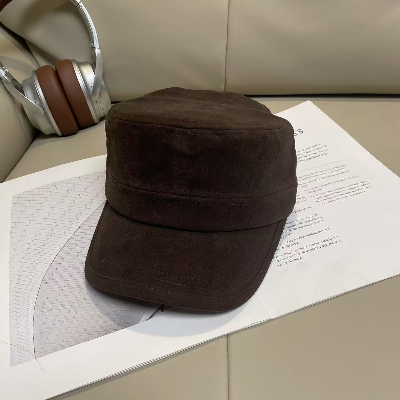 

Новая ретро замшевая шляпа с плоским верхом для женщин Модная и универсальная шляпа художника для мужчин Повседневная шляпа для верховой езды высокого качества, подчеркивающая лицо one size