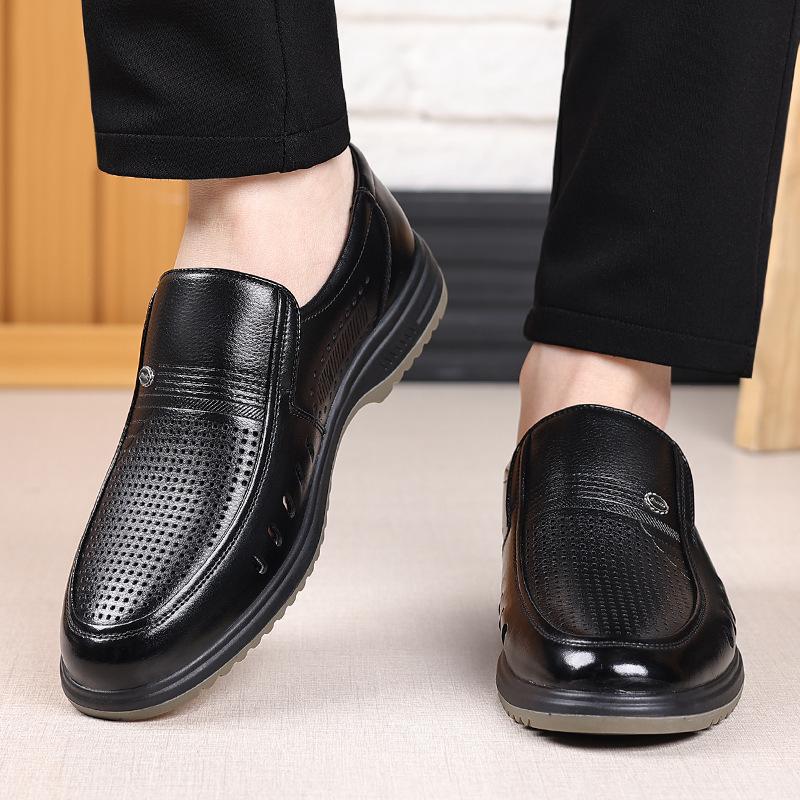 Leather sandals men's 2025 summer breathable hollow men's cool leather shoes middle-aged and elderly hole leather shoes 2025