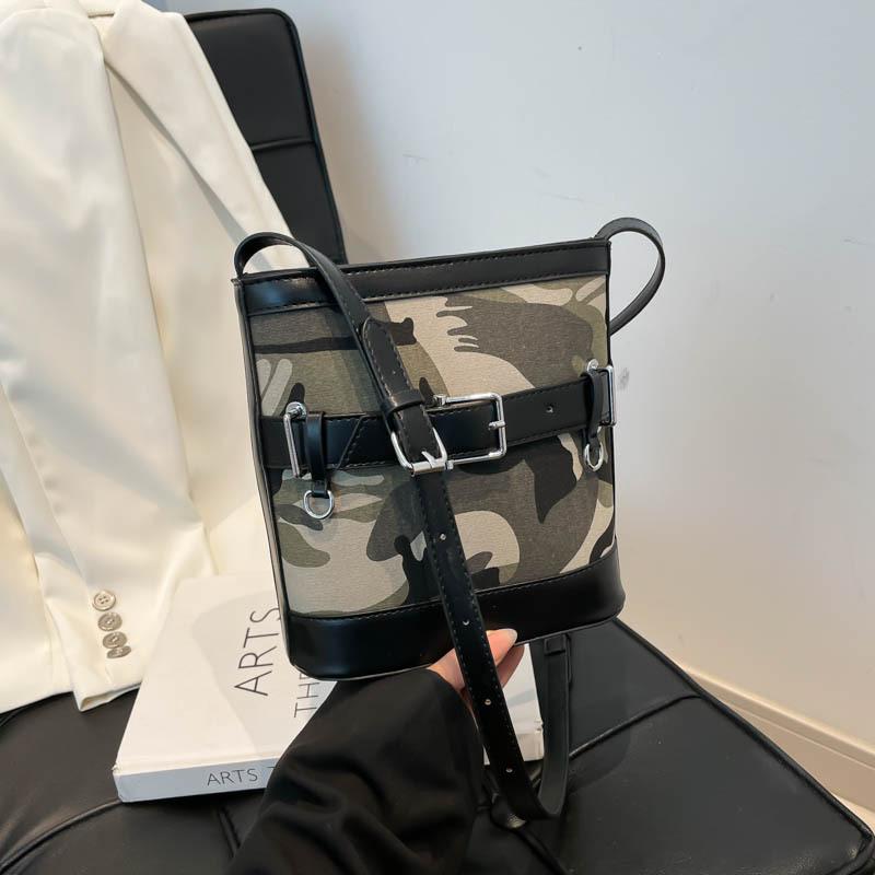 Autumn new Spice Girl locomotive bag fashion trend commuter shoulder women's bag messenger bag bucket bag