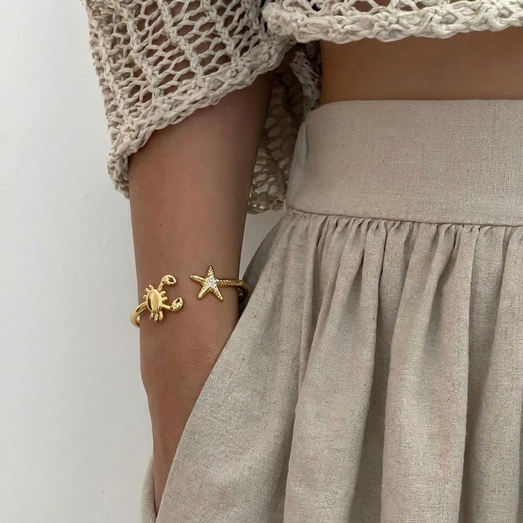 Starfish Crab Asymmetrical Open Bangle for Women Men Stainless Steel Gold-Plated Scallop Shell Bangle Boho Beach Party Jewelry