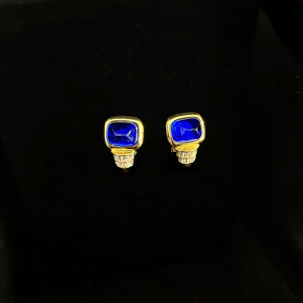 Design French Retro Stud Earrings Femininity Socialite High-End Light Luxury Earrings