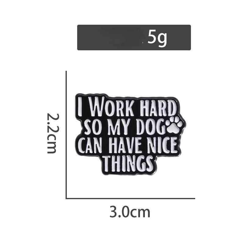 

Я усердно работаю, чтобы у моей собаки были приятные вещи - Минималистский английский текст на рюкзаке, медаль для аксессуаров QHXZ469