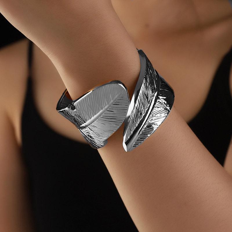 Stylish Open Leaf Bracelet