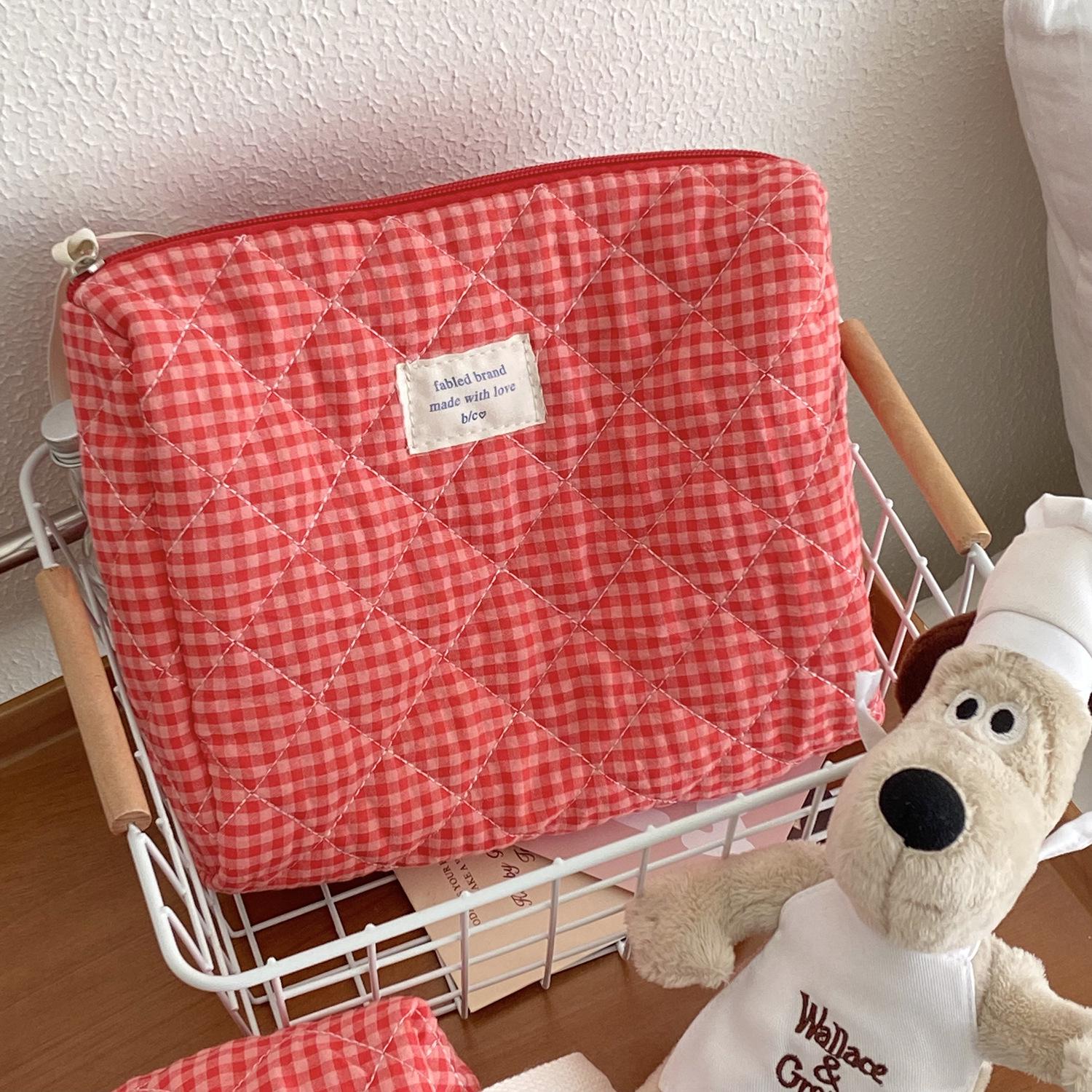 

Хлопковая стеганая косметичка в клетку клюквенного цвета – вместительная, стильная сумка для хранения вещей для студентов