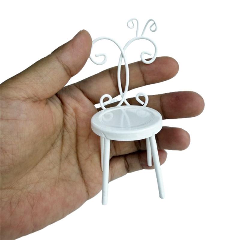 Handwerk Eisendekor Puppenhausstuhl mit filigranen Details Perfekt für Miniaturraumdekoration Puppenhaus-Enthusiasten