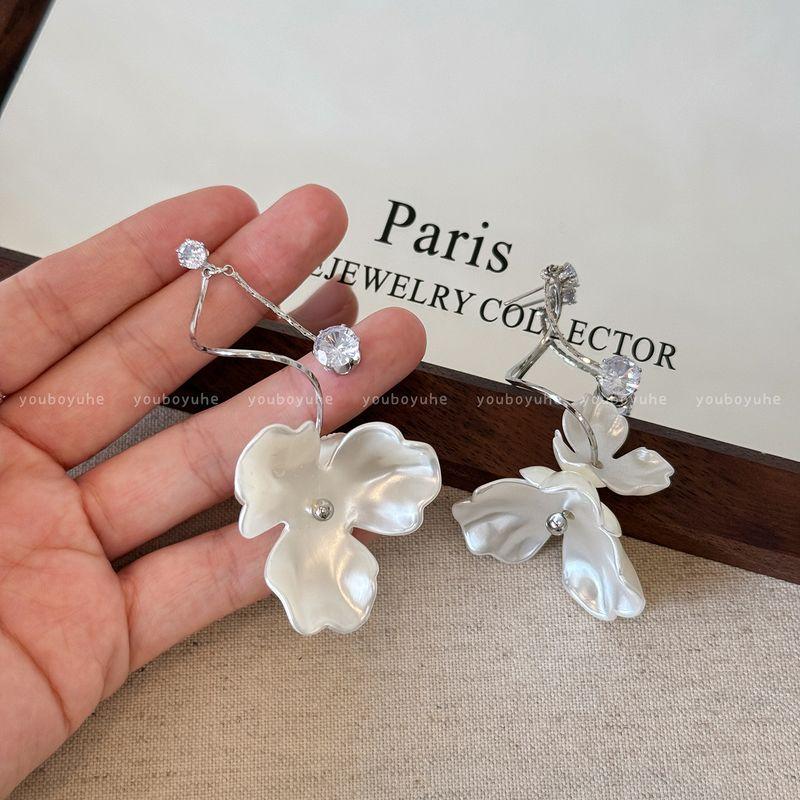 

French Style Long Zircon Flower Silver Pin Earrings Female 2025 New Arrival Seaside Vacation Style Earrings Exaggerated Earrings Ear Clip Silver Needle Pair