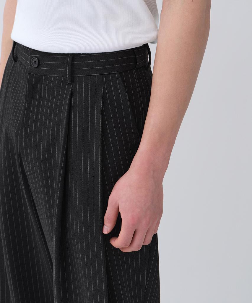 MUSINSA STANDARD Striped Extra Wide Two-Puck Hidden Elastic Waist Slacks [Charcoal Gray]