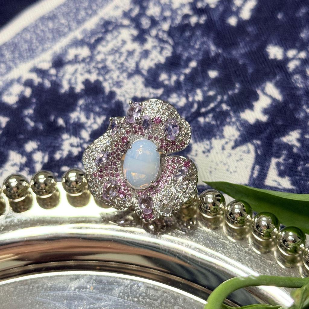 2025 Elegant Zircon Flower Petal Ring: High-End Fashionable Luxury