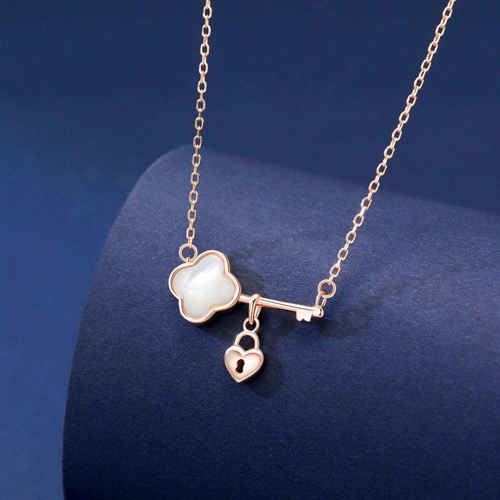 925 Sterling Silver Four-Leaf Clover Key Lock Necklace, Personalized Design, Brightens Skin Tone, Slimming Clavicle Chain, Fashionable for Women
