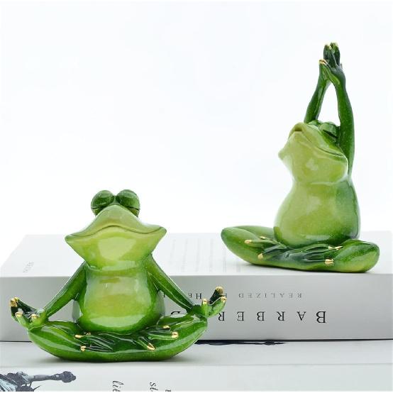 Queemie® Set of 2 Creative Yoga Frogs Statues, 2 Different Yoga Poses Froggy Sculptures, Mascot Frogs Meditation Resin Collectible Figurines for
