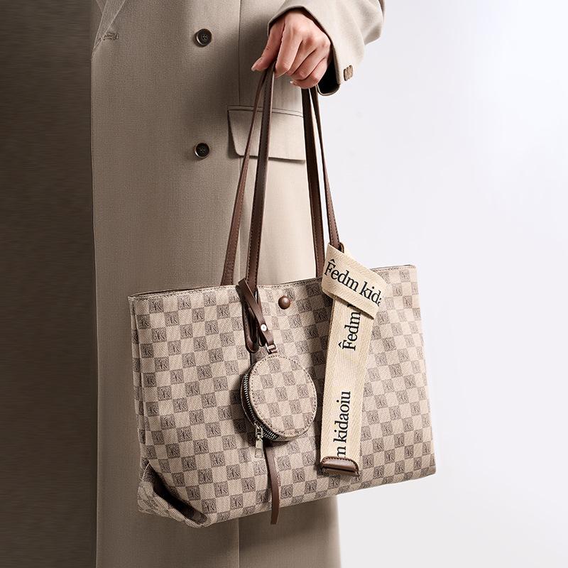 

Rhombus large-capacity tote bag 2025 autumn and winter women s new trend daily shoulder bag commuter versatile bag computer bag темные хаки