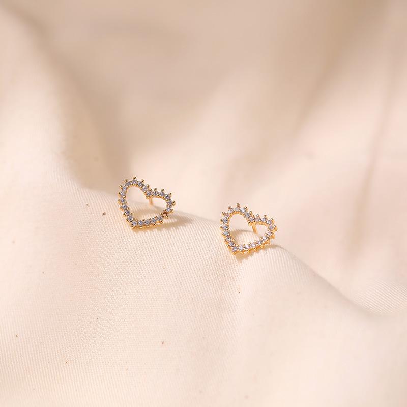 Simple Ins Style Sweet Heart Shaped 18k Gold Plated Copper Stud Earrings For Women