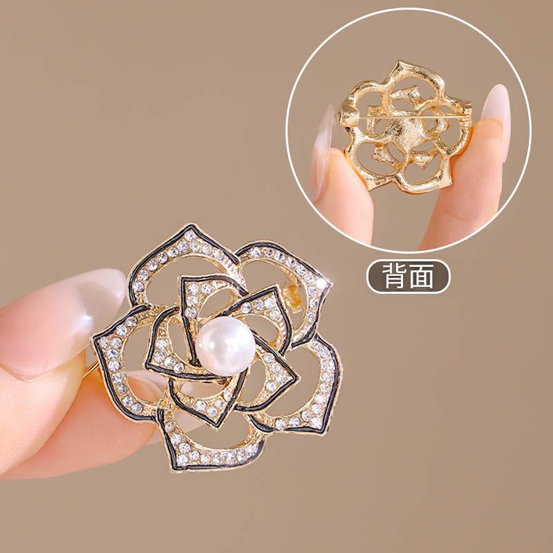 

Новая трехмерная полая брошь камелия изысканный высококлассный темперамент маленький ароматный стиль простые булавки аксессуары
