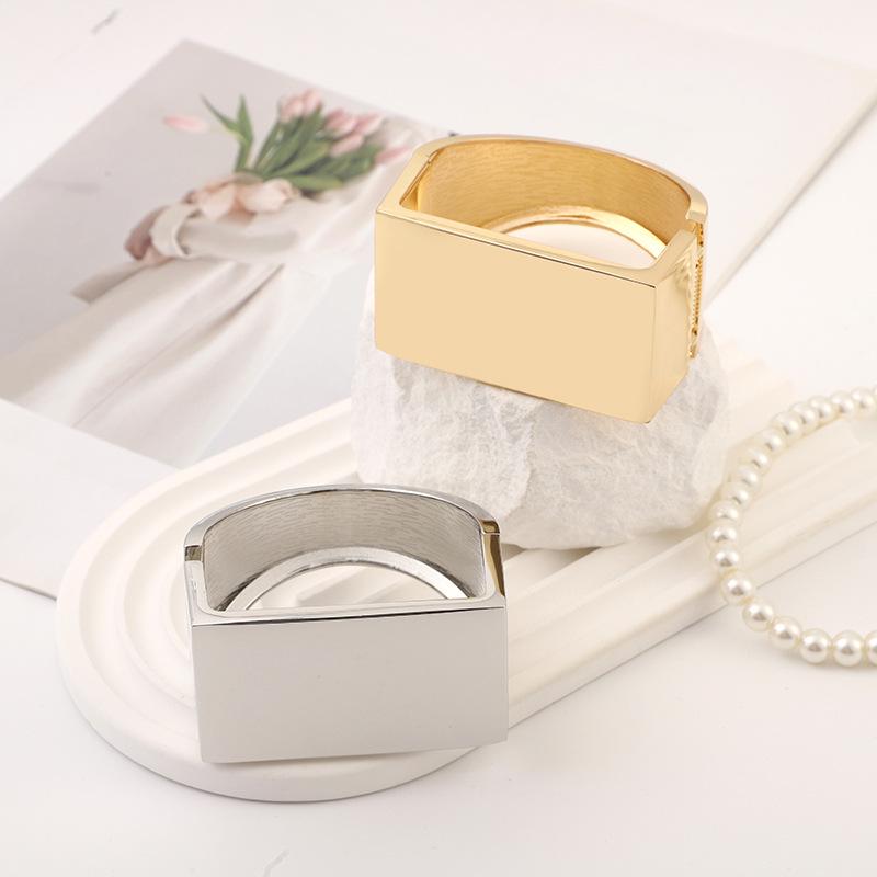 Trendy Minimalist Geometric Punk Bracelet: Bold, Glossy Rectangular Design