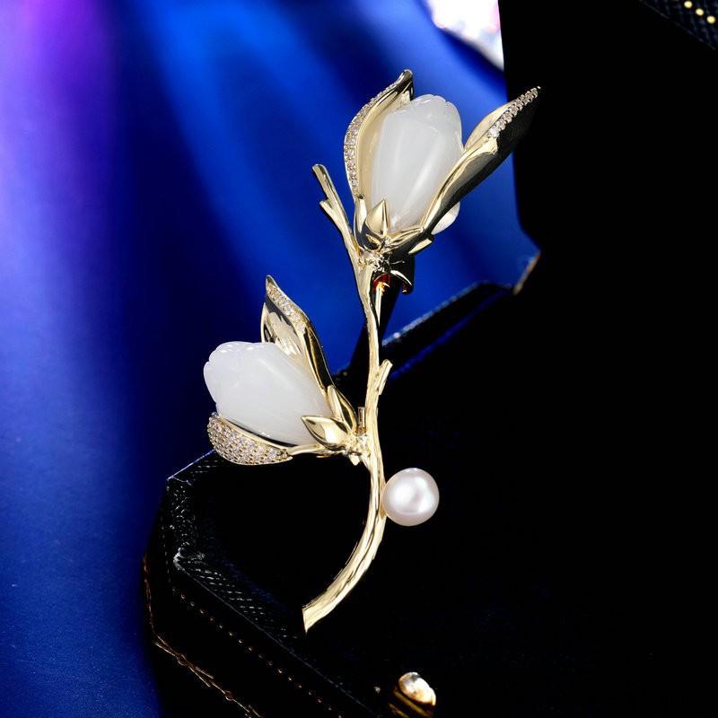 Women s Classic Magnolia Flower Brooch, Luxury Lapel Pin for Coats, Elegant Corsage Accessory Gift