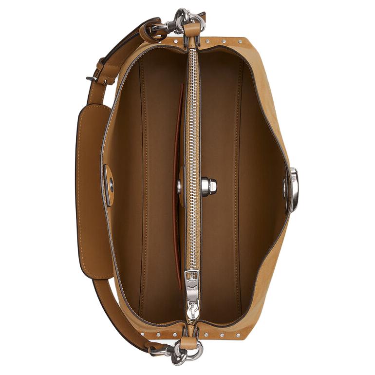Coach Willow 32 Leštěná Crossbody Kabelka s Cvočky a Zapínáním na Zámek Dámské Kabelky Béžová CU058-LHNM5