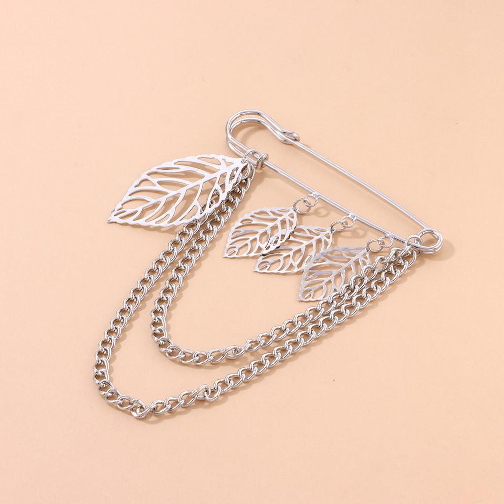 Temperament light luxury hollow leaf brooch, retro trend metal chain pin accessories