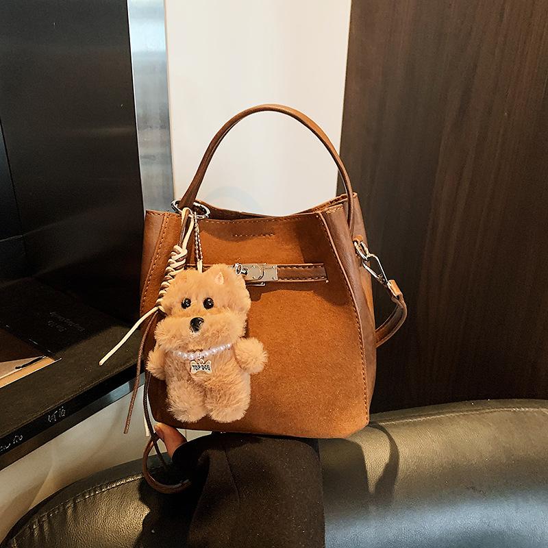 Autumn and Winter Women's Portable Bucket Bag 2025 New Versatile Fashion Foreign Style Exquisite Commuting Niche Design Shoulder Bag