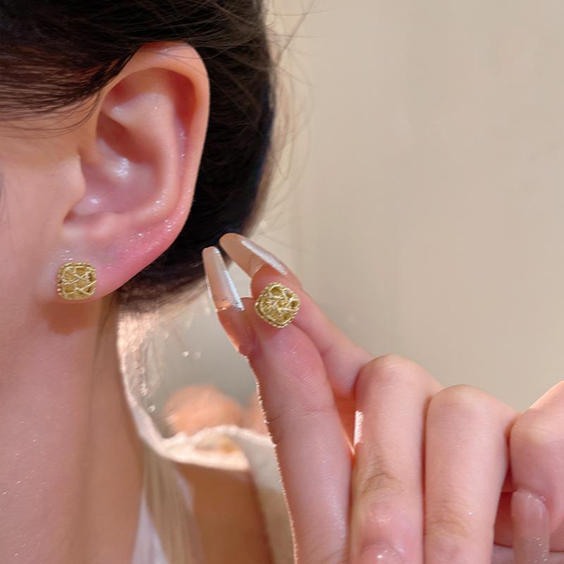 Золотые полые маленькие серьги-пусеты в виде кубиков сахара с любовью, женские серьги с уникальным темпераментом и атмосферой, новые серьги