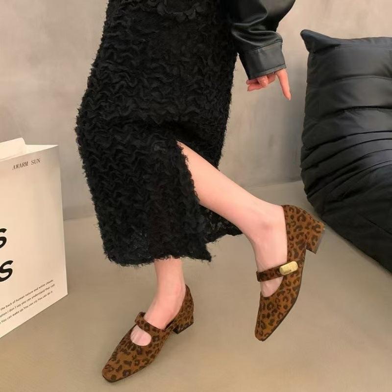 

French retro temperament light mouth single shoes girl 2025 spring new fairy high sense low heel Mary Jane small leather shoes 39 цветной печати леопарда