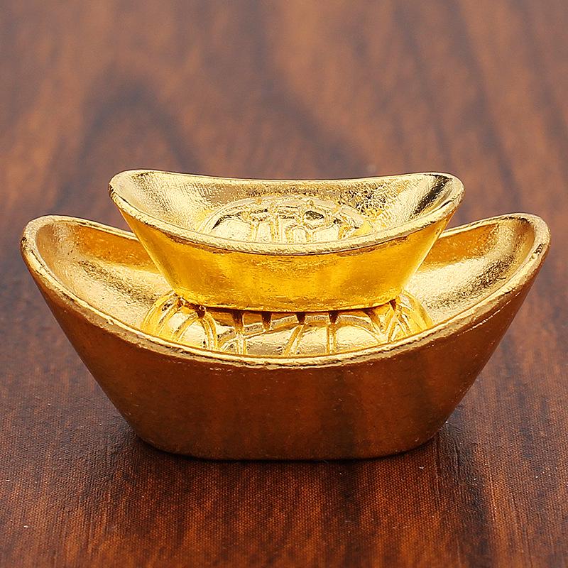 Galvanicky pokovená miniaturní ozdoba zlatého ingotu z dynastie Čching