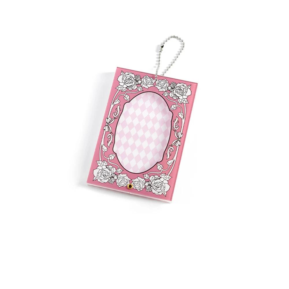 

Baroque Ceremony Series Photo Frame Pendant Gumei Acrylic Card Frame 2D Animation Peripheral Badge Pendant Gift for Friends рожевий