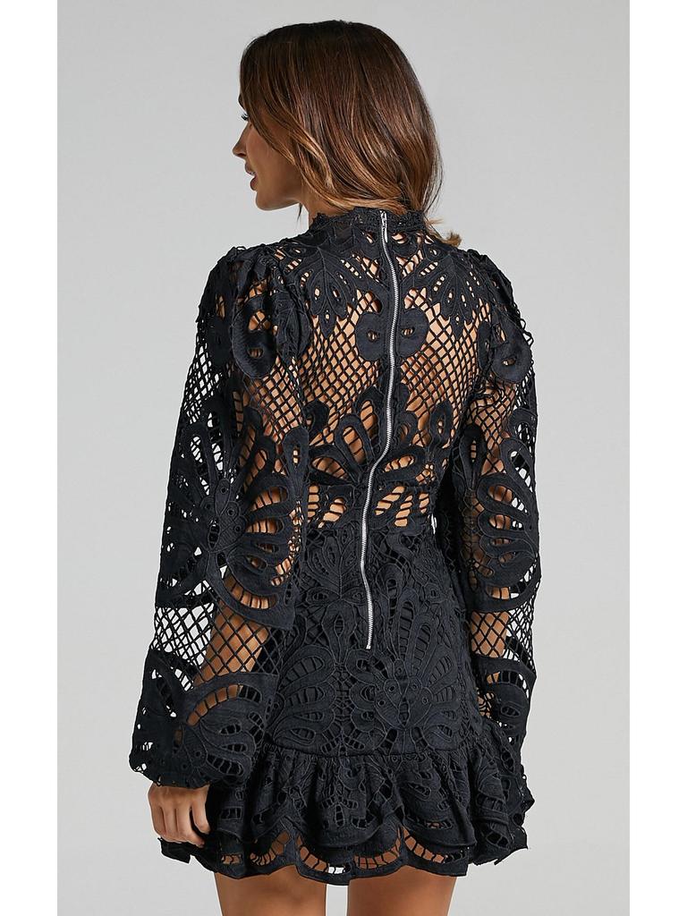 Evropské a americké večerní šaty áčkového střihu se stojáčkem, lucernovými rukávy, volánovým detailem a krajkou rozpustnou ve vodě