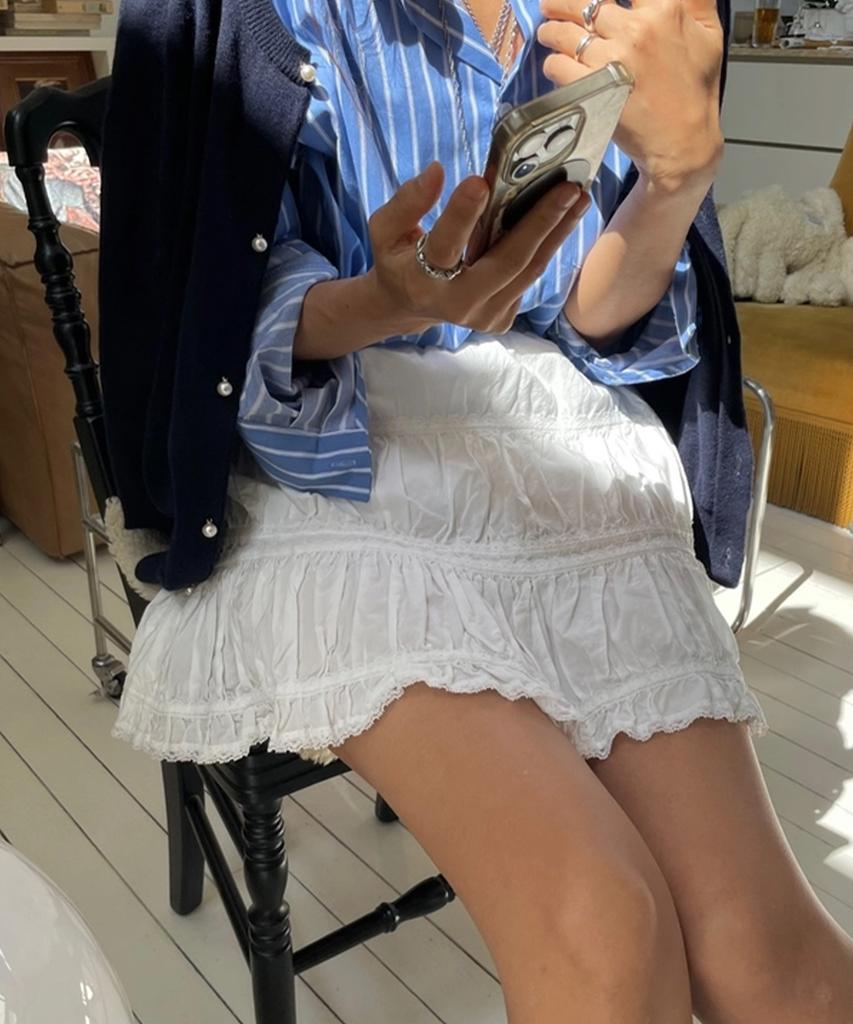 Atiseuteukeompeullegseu Romantic Tiered Mini Skirt (White)