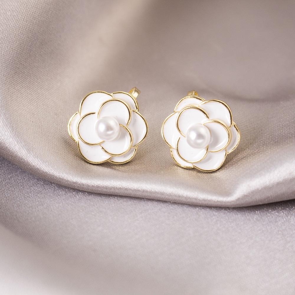 Elegant Clip-On Triangle Earrings for Non-Pierced Ears - Versatile, Light Luxury for Everyday Wear.