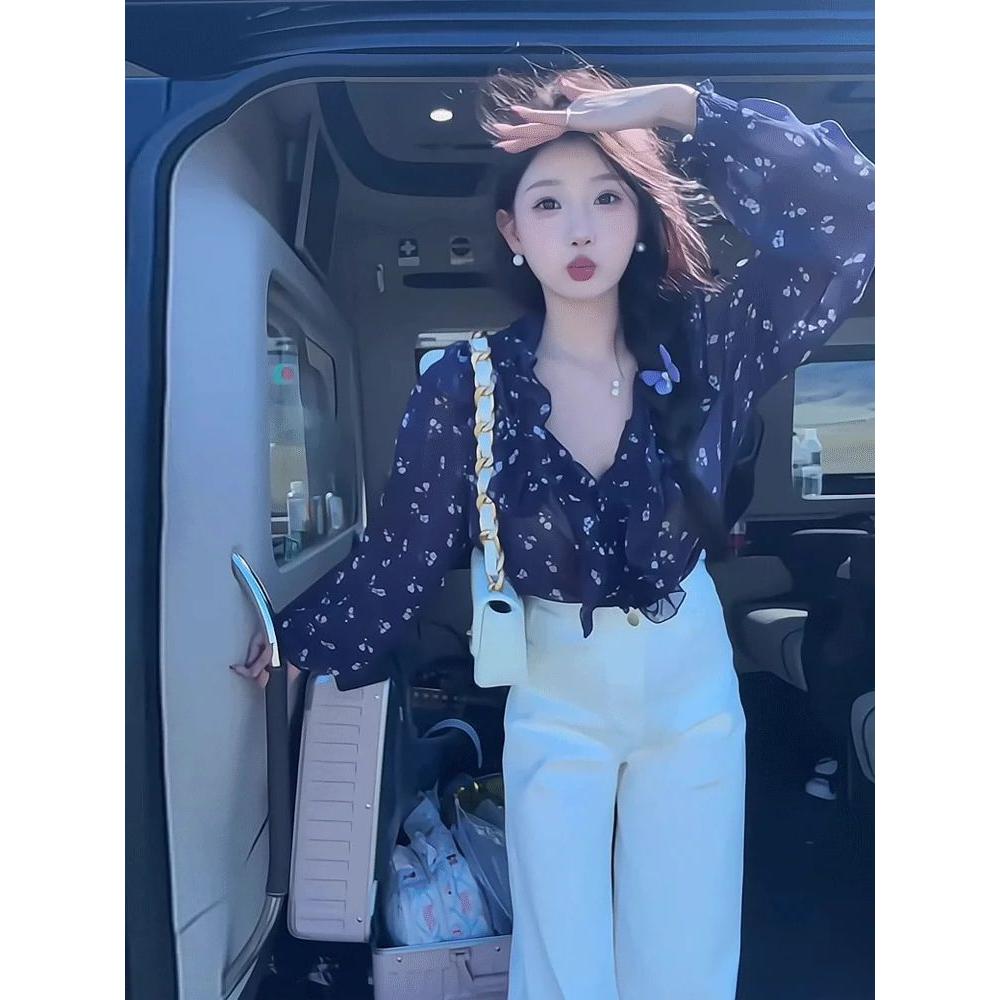 French Style V-neck Ruffled Floral Shirt for Women in Early Autumn Loose and Unique Design and a Beautiful Long Sleeved Top
