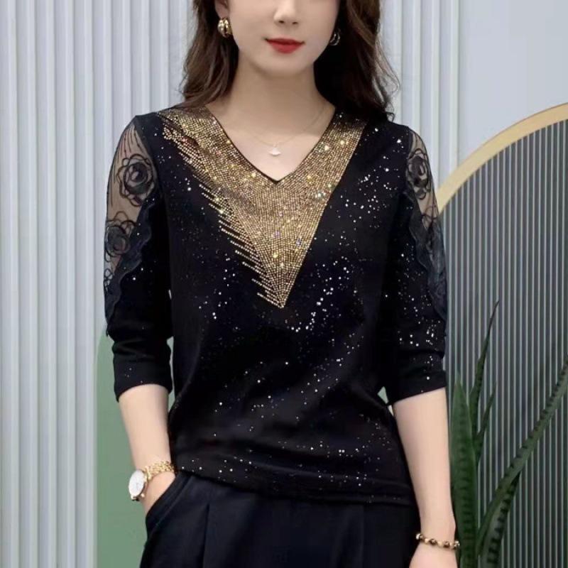 

Women s Spring/Summer Design V-neck T-Shirt with Lace and A Flattering Fit XS