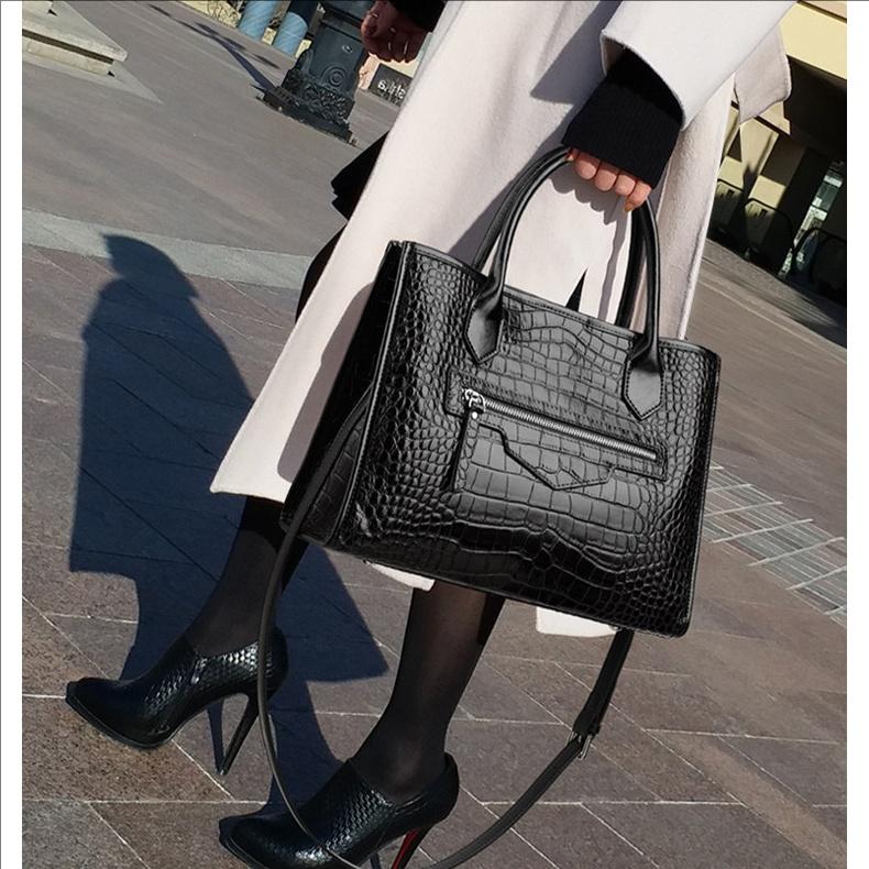 Luxuriöse schwarze Rindsleder-Tragetasche mit Krokodilprägung – Elegant & Praktisch für Reisen