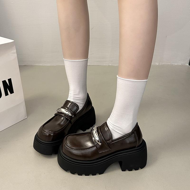 

Темпераментные лоферы на платформе с одной педалью Женские осенние 2025 новые металлические из коровьей кожи Британские на толстом каблуке маленькие кожаные туфли 39 коричневый