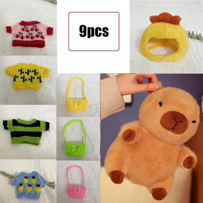 Poupée Capybara Peluche Déguisement 20cm avec Vêtements et Accessoires Mignonne Peluche Capybara Peluches Figure Capybara Cadeaux