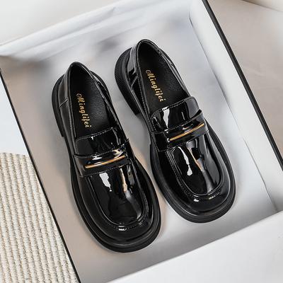 Mode 2024 Frühling neue Damen Lederschuhe Schwarz lässige Slipper Mode Metalldesign Party und Arbeit Britischer Stil Kostenlose Lieferung