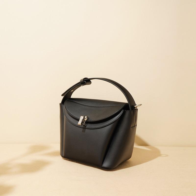 Leather shoulder messenger bag handbag fashion light luxury pillow bag women's bag simple zongzi bag