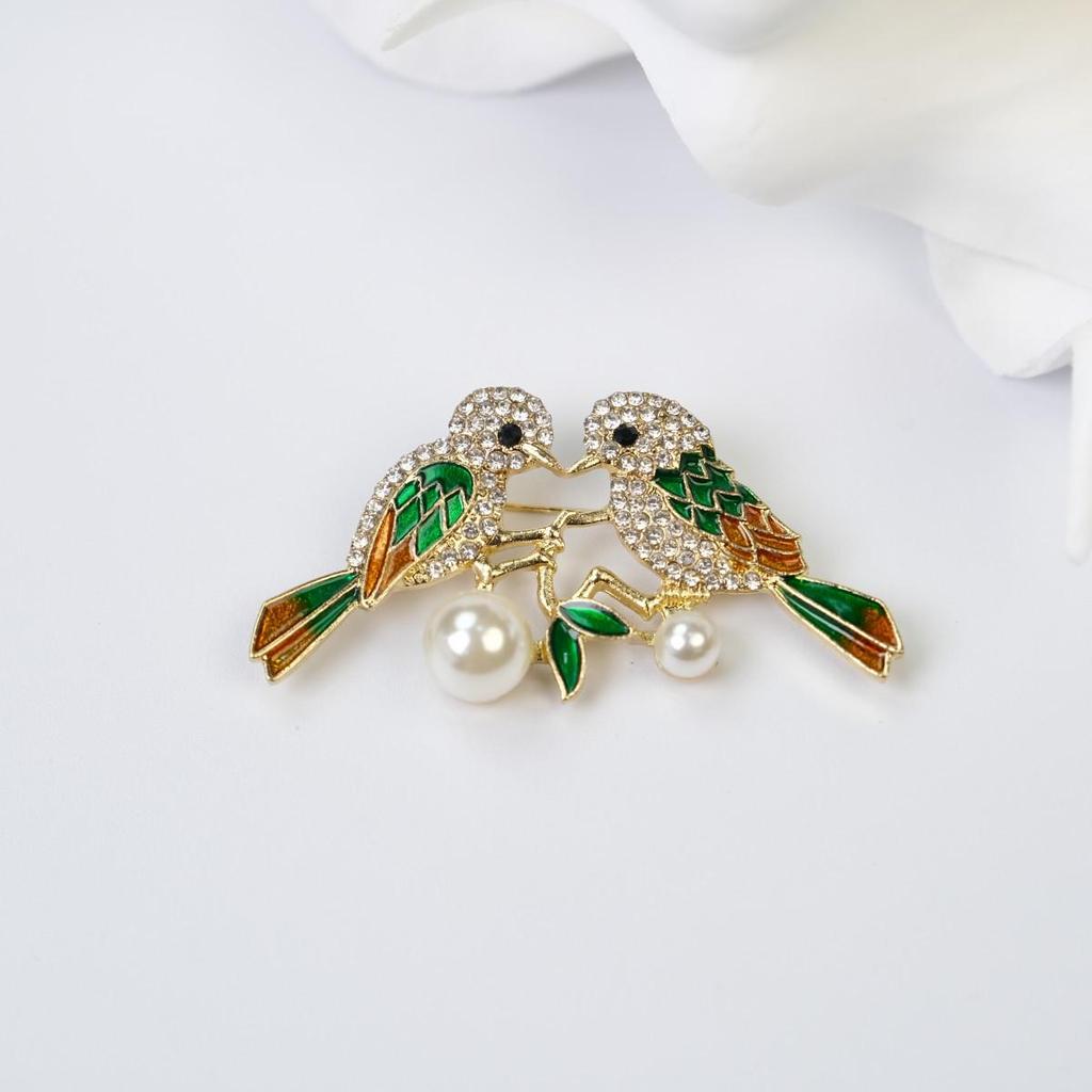 Luxury Magpie Brooch with Diamond and Pearl Inlay - Chic, Versatile Fashion Accessory.