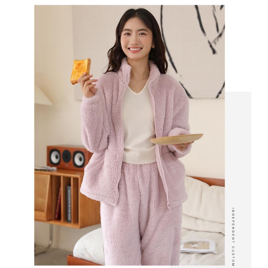 Pár modelů podzimního a zimního společenského oblečení, kardigan na zip lze nosit i mimo pyžamo, oboustranně polstrované teplé společenské oblečení