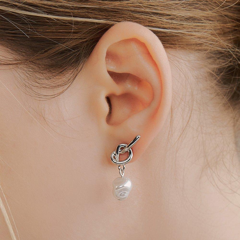 [Hei][Worn by Jang Yoon-ju, Lee Su-hyun, and Lee Su-min] Knot Pearl Post Earrings