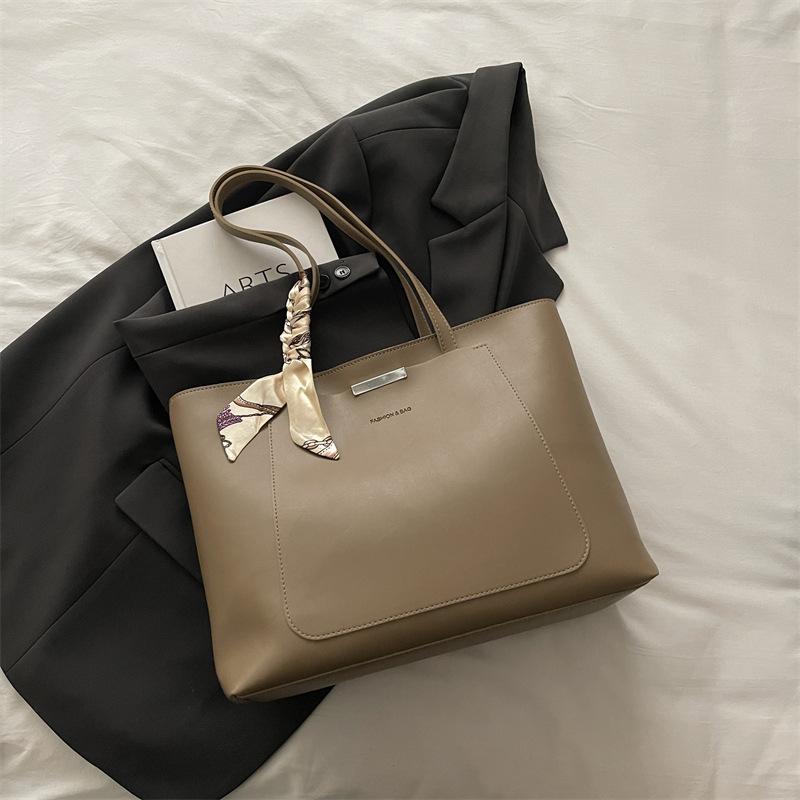 

Large capacity bag women s trend fashion commuter tote bag handbag 2025 new women s bag shoulder bag хаки