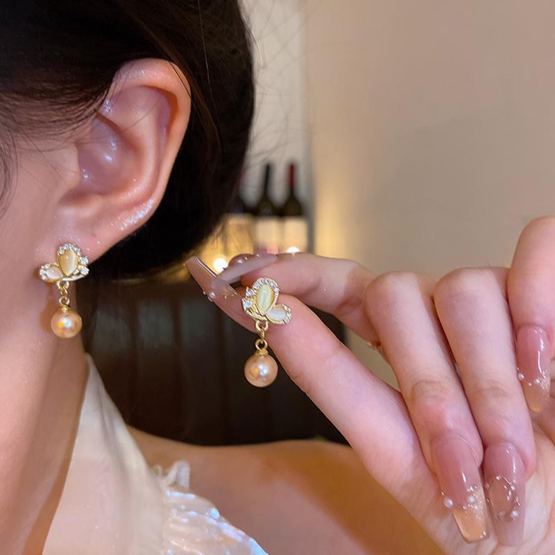 Retro French Champagne Pearl Earrings Women s Unique Temperament Butterfly Stud Earrings Personalized Ears